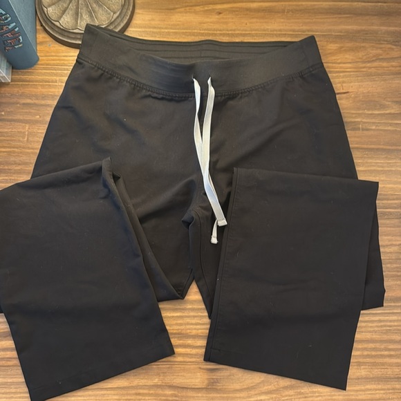 FIGS scrubs ￼ - Picture 4 of 9